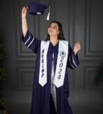 ⁦روب تخرج كحلي والوشاح ابيض مع كبوس كحلي⁩ - الصورة ⁦3⁩