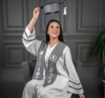 ⁦روب تخرج اوف وايت والوشاح رمادي مع كبوس رمادي⁩ - الصورة ⁦2⁩