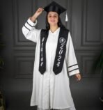 ⁦روب تخرج اوف وايت والوشاح اسود مع كبوس اسود⁩ - الصورة ⁦2⁩