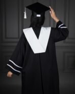 ⁦روب تخرج اسود والوشاح ابيض مع كبوس اسود⁩ - الصورة ⁦3⁩