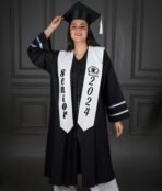 ⁦روب تخرج اسود والوشاح ابيض مع كبوس اسود⁩ - الصورة ⁦2⁩